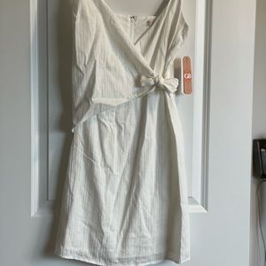Small white dress. Never wore. Can be used brides